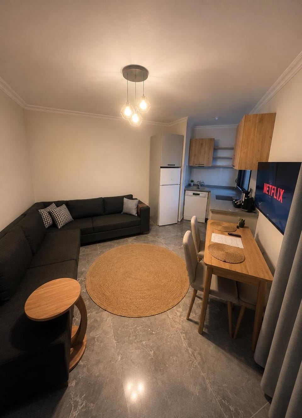 TV and multimedia, Kitchen or kitchenette, Living room, Seating area, Dining area