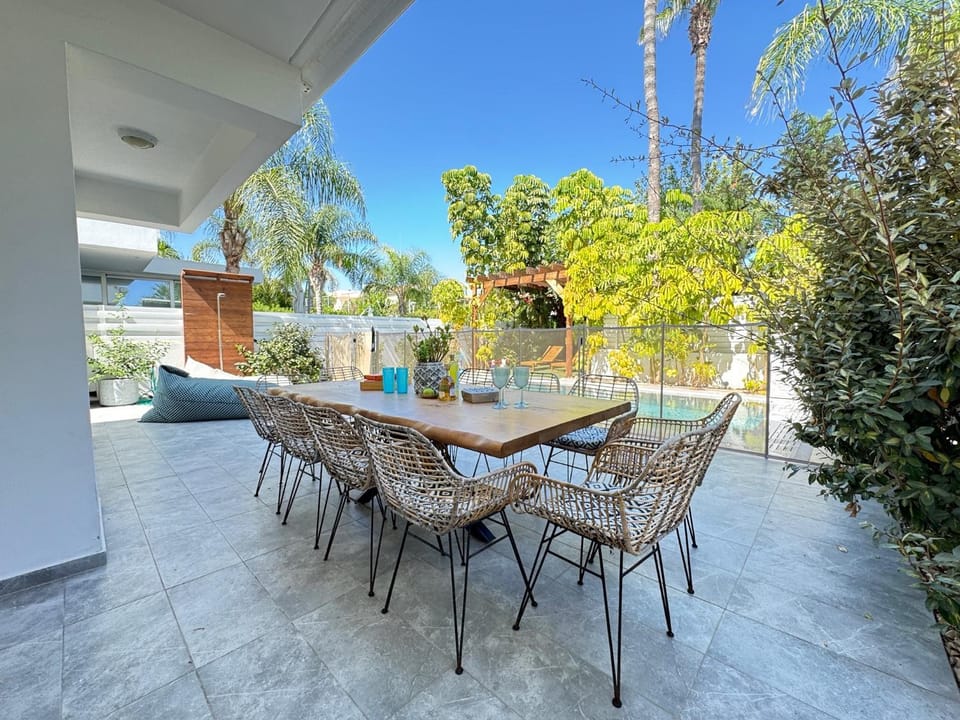 Garden, Dining area