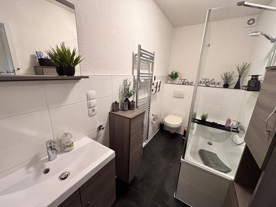 Shower, Toilet, Bathroom, Bath, towels