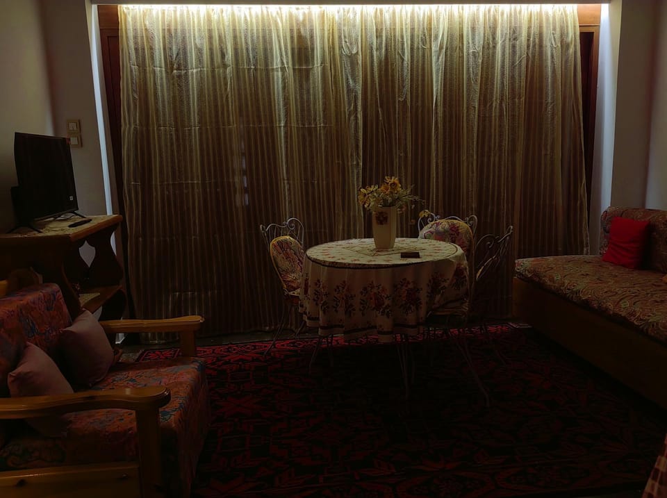 Living room, Seating area, Evening entertainment