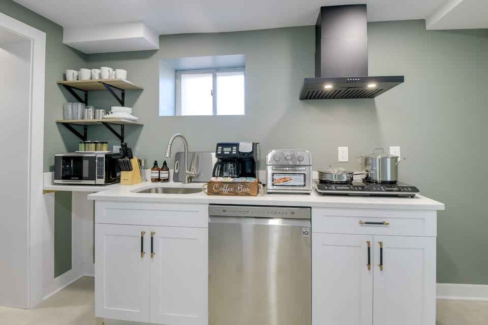 Work & Explore in DC! Cheverly Apt 1/2 Mi to Metro Apartment in Cheverly