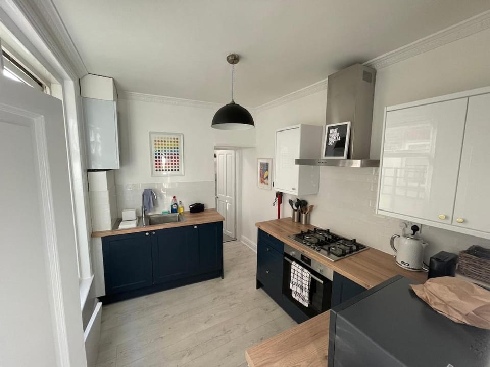 Coffee/tea facilities, Kitchen or kitchenette, oven, stove, toaster