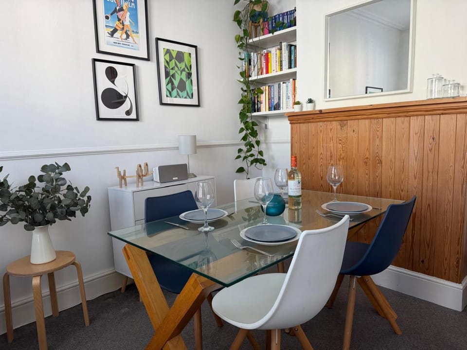 Seating area, Dining area