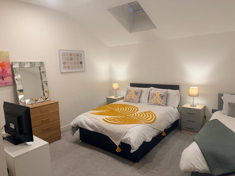 4beds, 2 bedrooms Contractor,Parking Apartment in Bradford