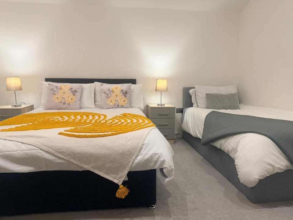 4beds, 2 bedrooms Contractor,Parking Apartment in Bradford