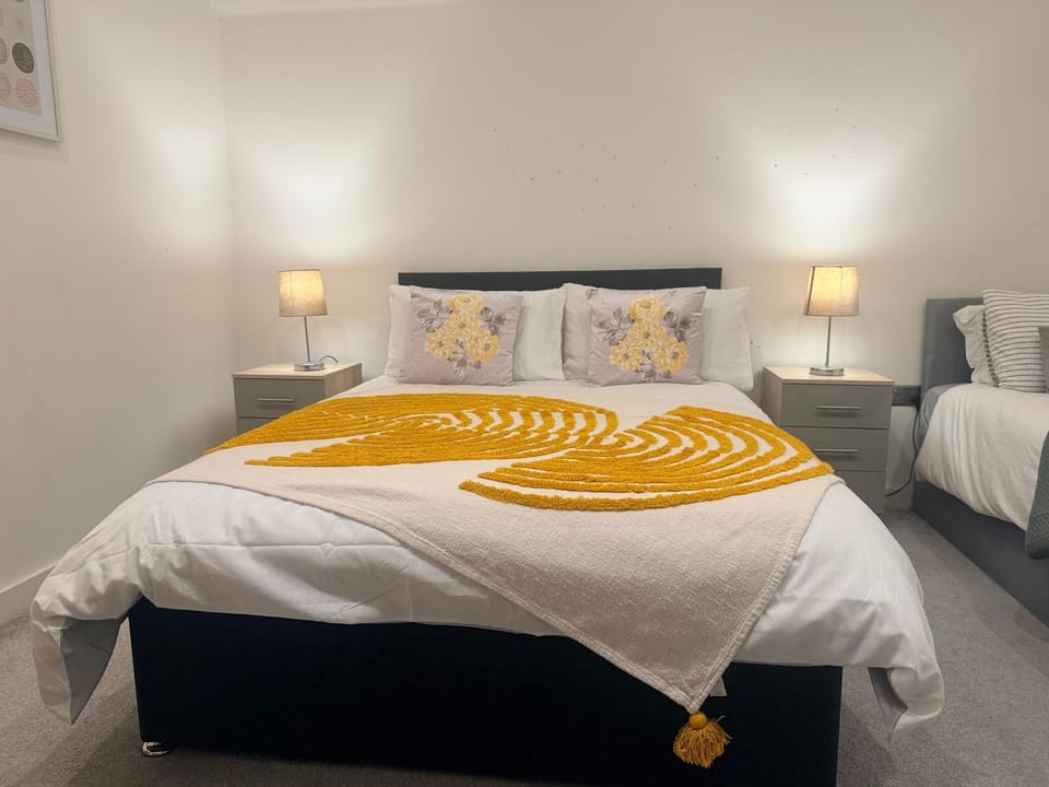 4beds, 2 bedrooms Contractor,Parking Apartment in Bradford