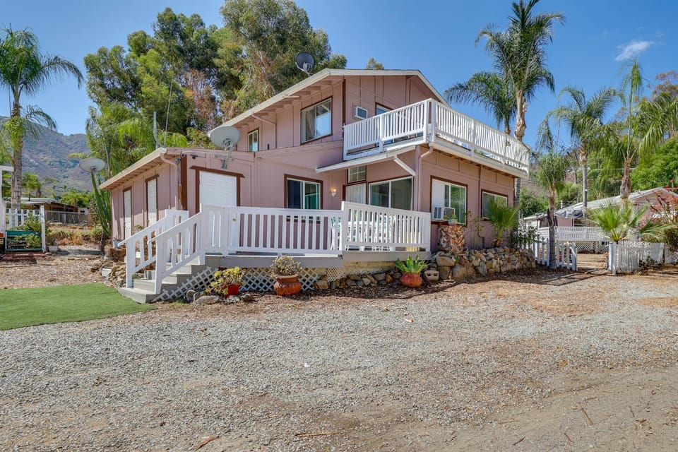 4 Mi to Lake Elsinore: Pet-Friendly Adventure Base Apartment in Lake Elsinore
