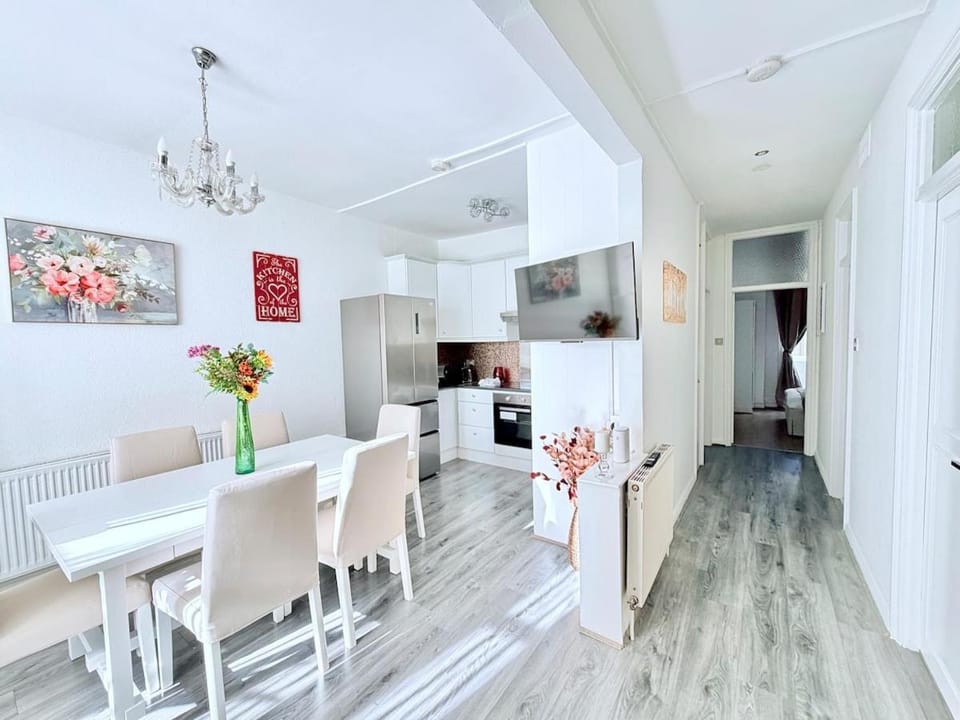 TV and multimedia, Living room, Dining area