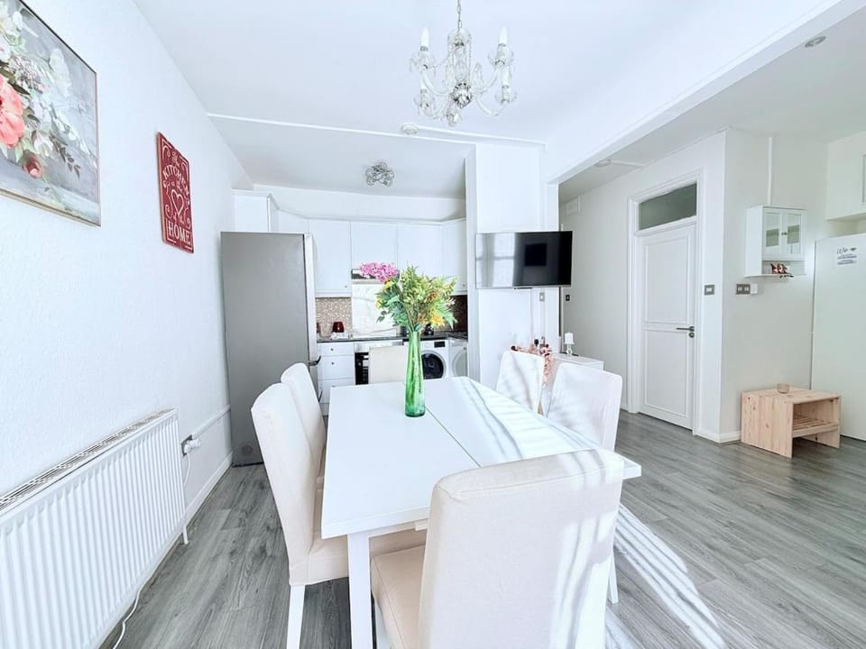 TV and multimedia, Living room, Dining area