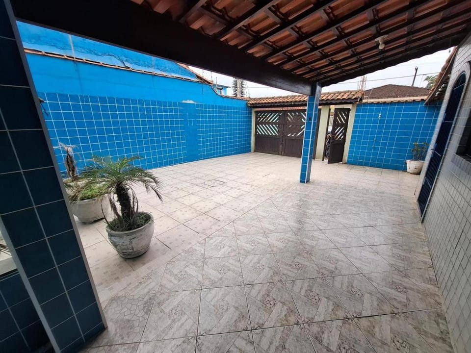 Linda casa com piscina pé na areia House in Itanhaém