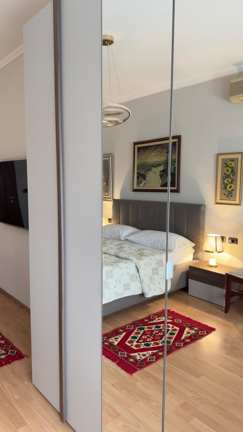Bed, TV and multimedia, Bedroom