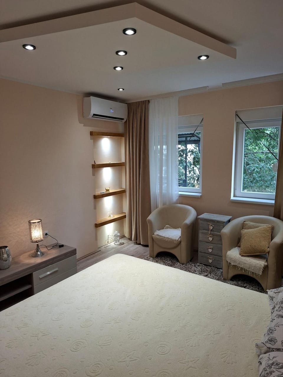 Photo of the whole room, Bedroom, air conditioner