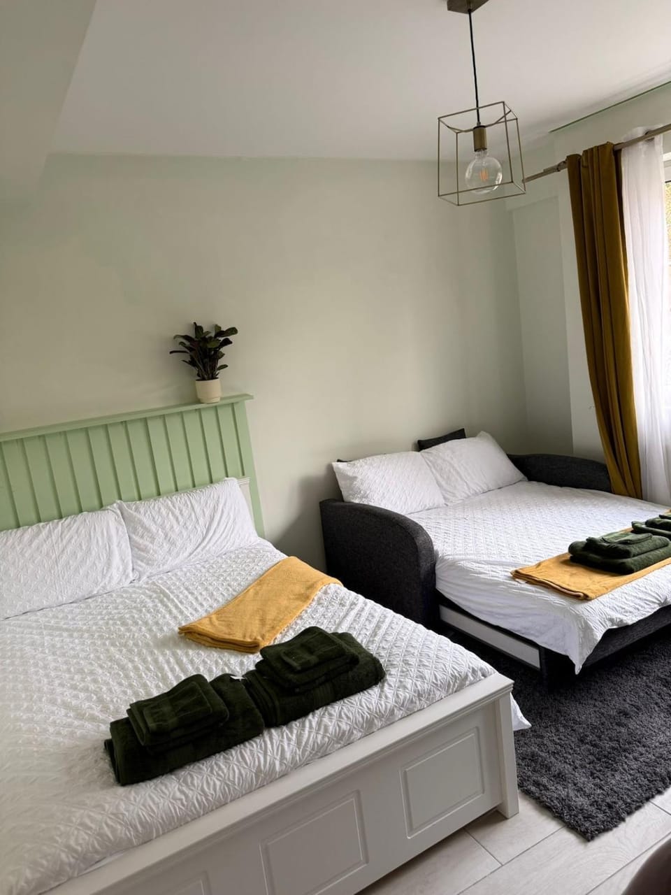 Bed, Bedroom, towels