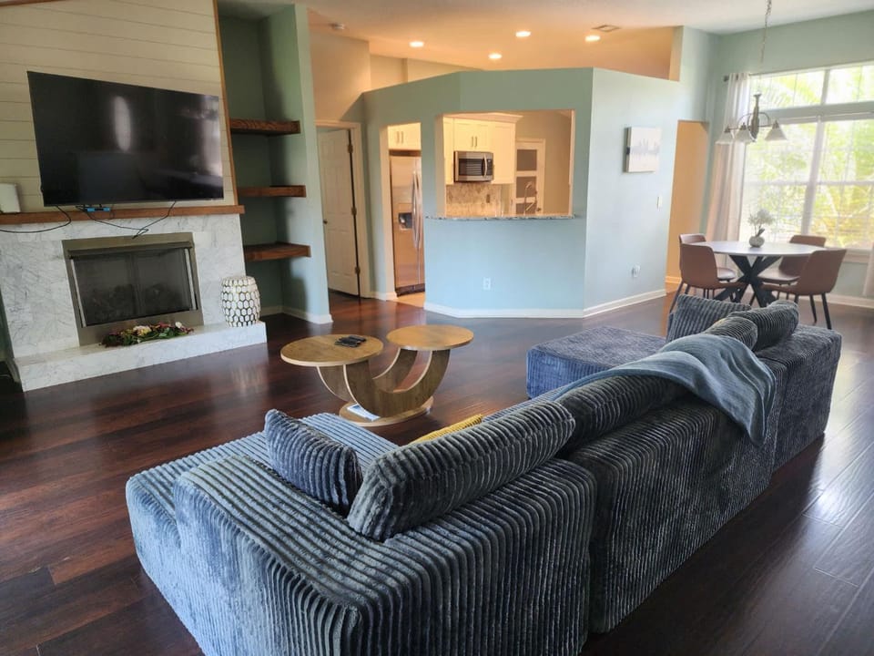 Minutes to Beach, Mayo Clinic, Hot Tub, King Bed, Free PPV House in Jacksonville