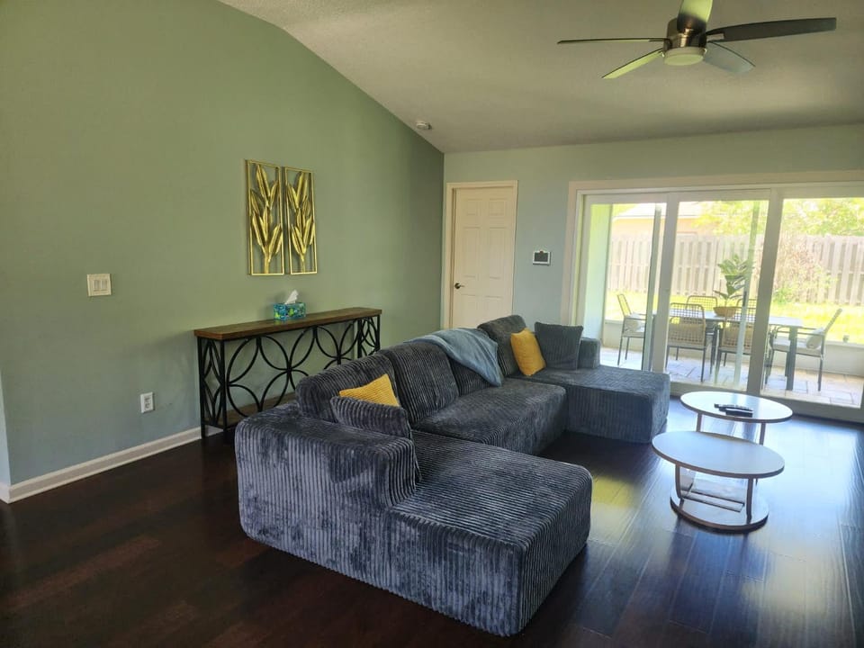 Minutes to Beach, Mayo Clinic, Hot Tub, King Bed, Free PPV House in Jacksonville