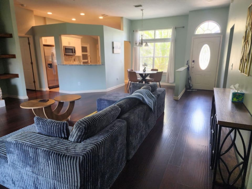 Minutes to Beach, Mayo Clinic, Hot Tub, King Bed, Free PPV House in Jacksonville