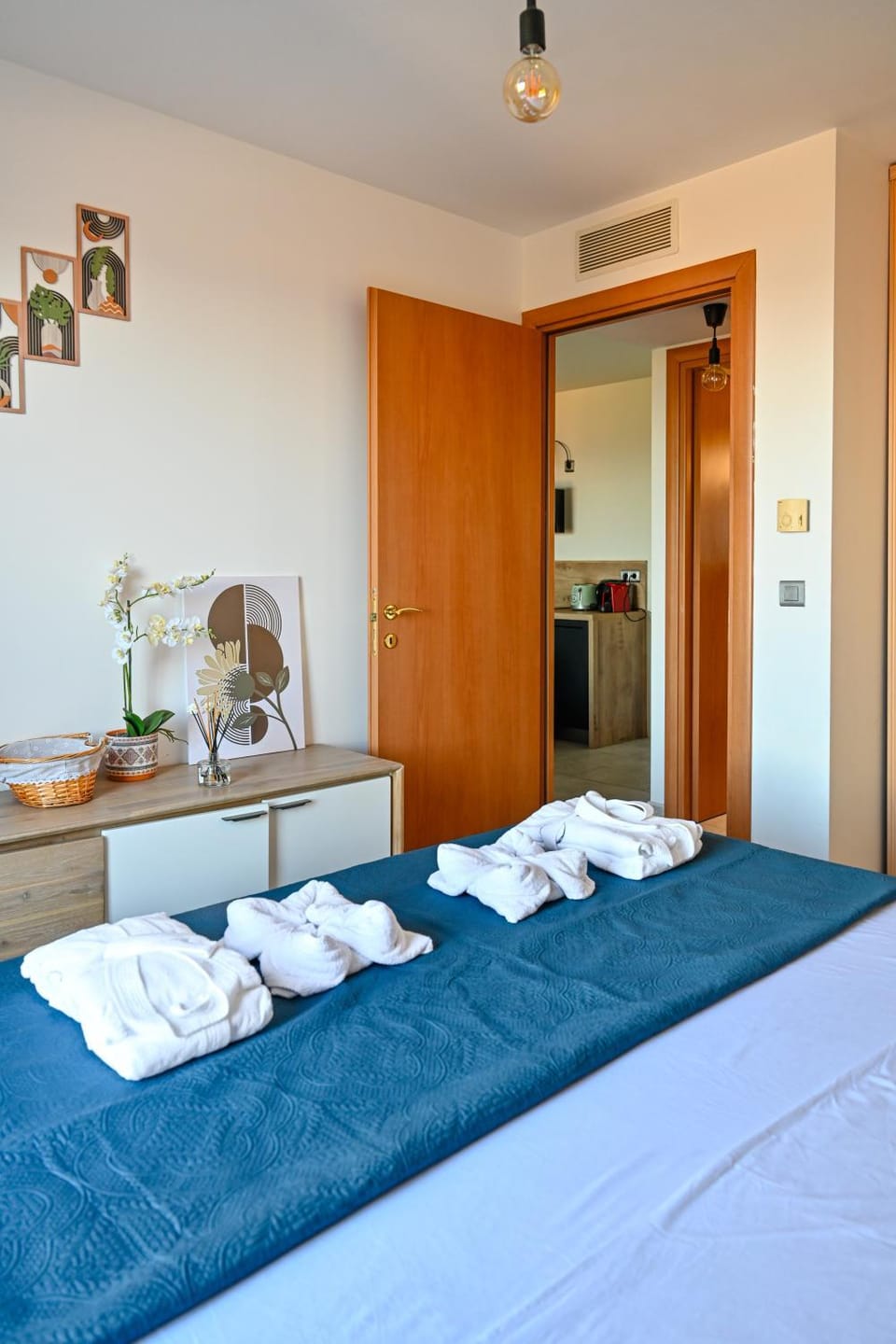 Bed, Photo of the whole room, Bedroom, towels