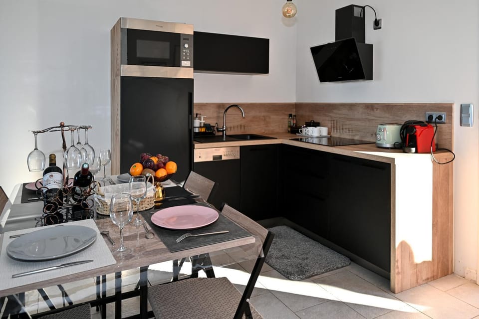 Coffee/tea facilities, Kitchen or kitchenette, Dining area, oven, stove, toaster