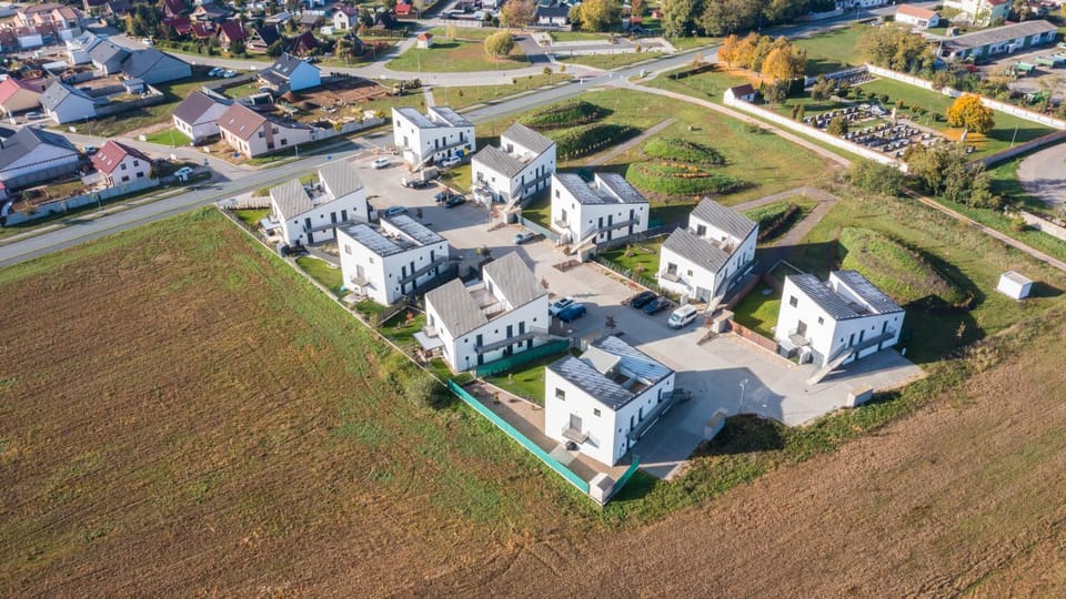 Property building, Day, Neighbourhood, Natural landscape, Bird's eye view, City view, Street view, Location