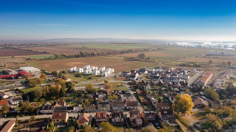 Property building, Day, Neighbourhood, Natural landscape, Bird's eye view, City view, Street view, Location