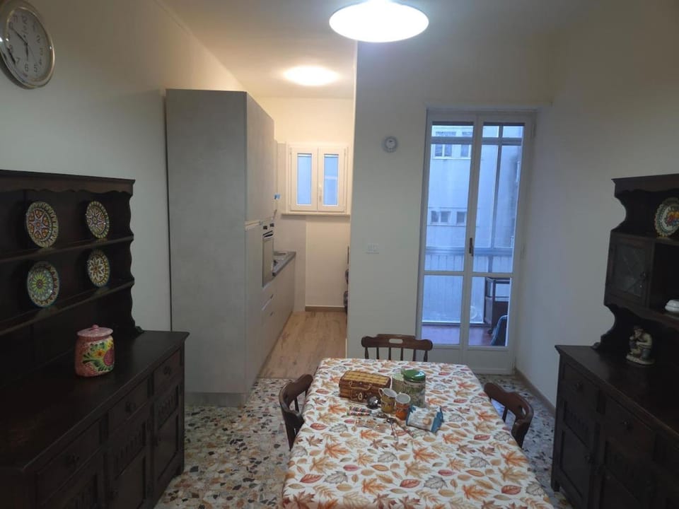 Kitchen or kitchenette, Photo of the whole room, Dining area