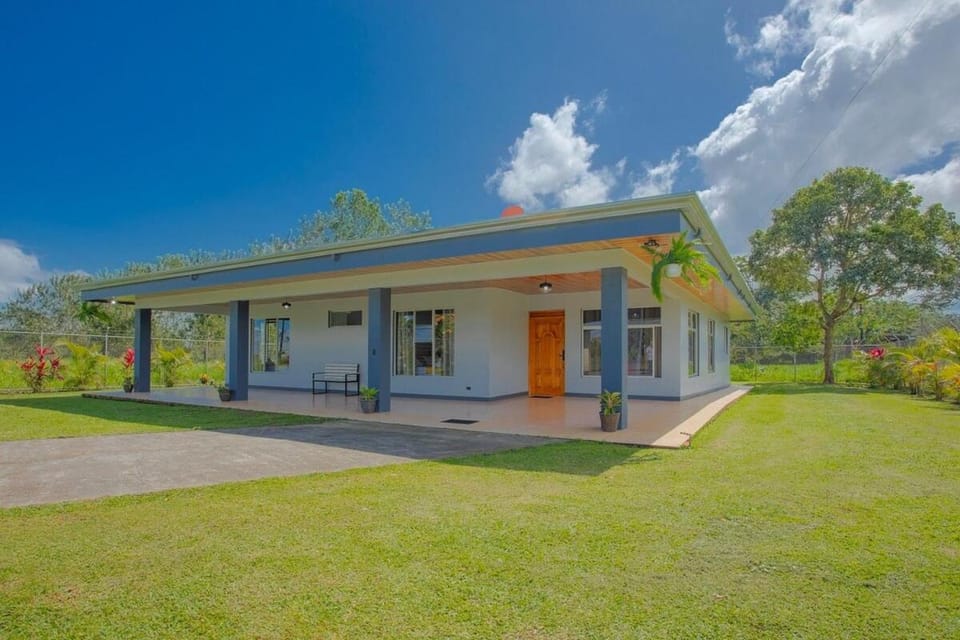 Gray Oasis, Private Pool Villa in Alajuela Province
