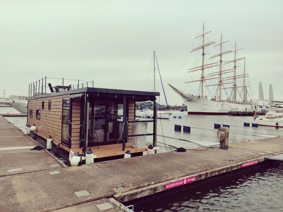 Floating Downtown Apartment Docked boat in Gothenburg