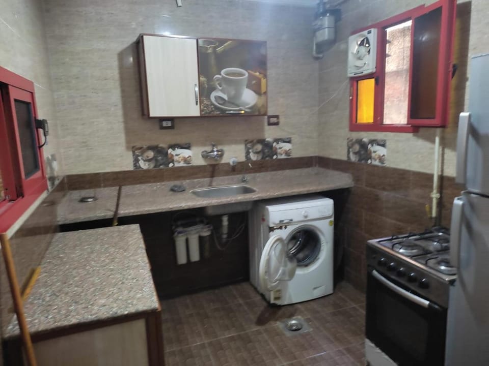 Kitchen or kitchenette, oven, washing machine