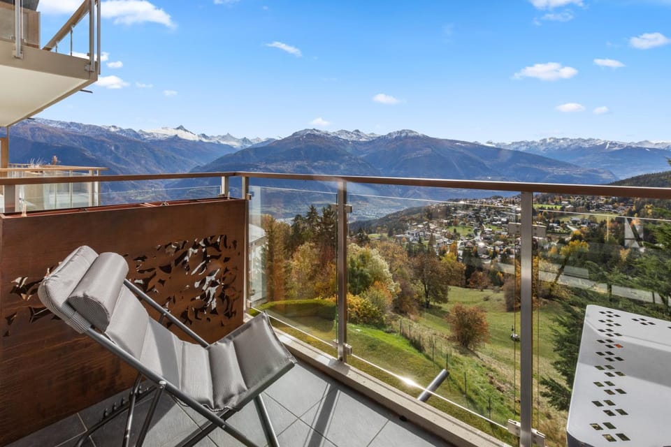 Property building, Nearby landmark, Day, View (from property/room), Balcony/Terrace, Dining area, Autumn, Mountain view