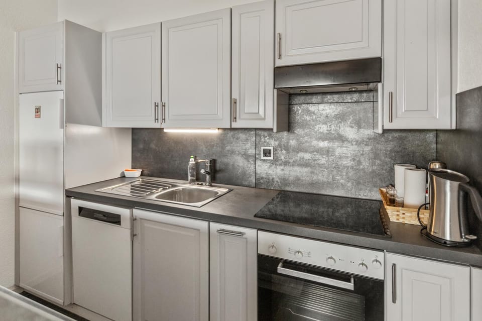 Coffee/tea facilities, Kitchen or kitchenette, dishwasher, oven, stove, toaster