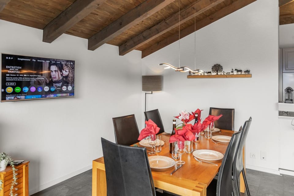 TV and multimedia, Kitchen or kitchenette, Living room, Seating area, Dining area