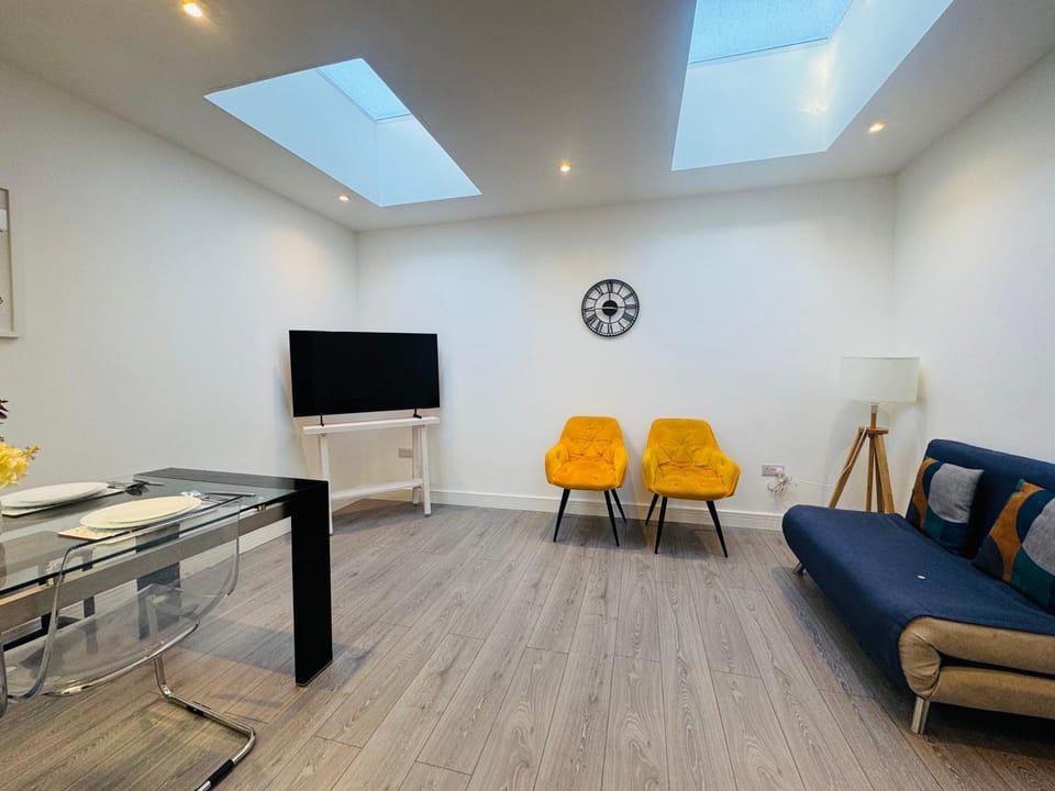 Communal lounge/ TV room, TV and multimedia, Living room, Seating area, Evening entertainment