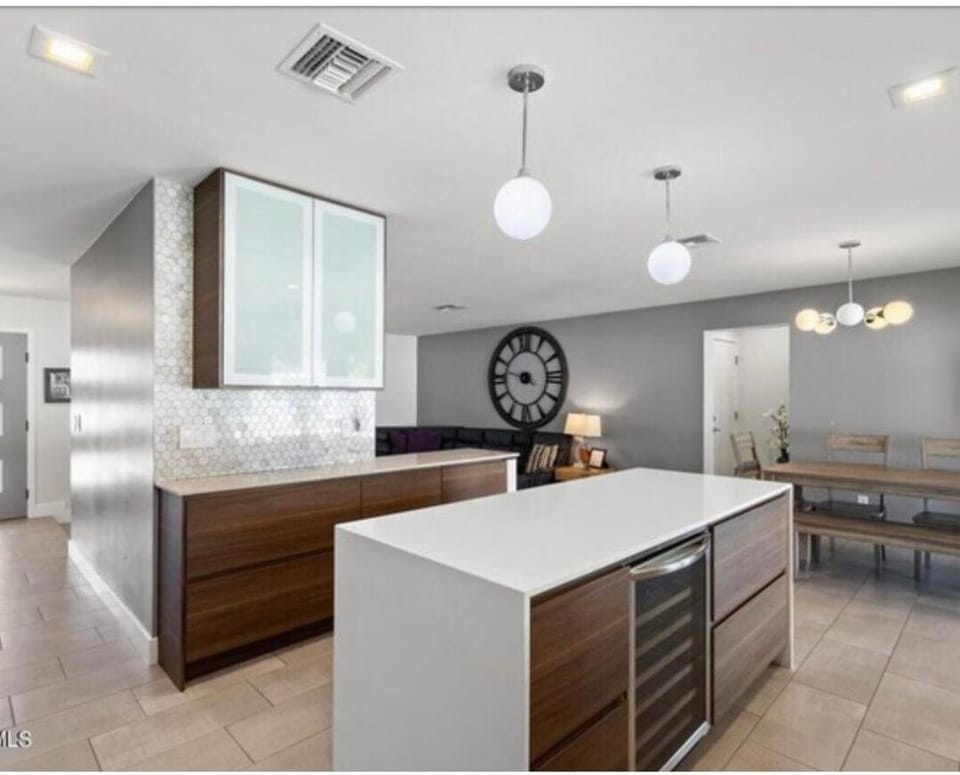 Kitchen or kitchenette, Dining area