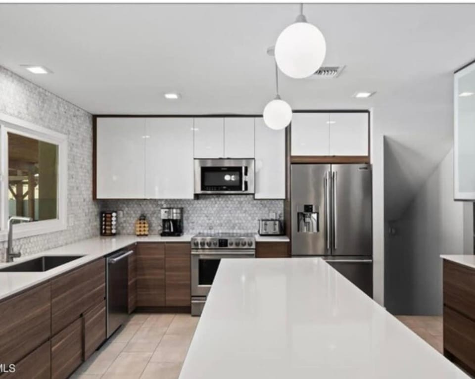 Kitchen or kitchenette, dishwasher, oven