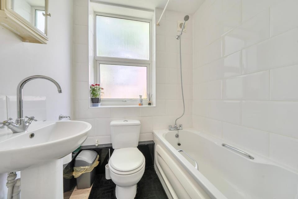 Pet-Friendly 2-Bed Suite | Sleeps 7 | Free Parking Apartment in Birmingham