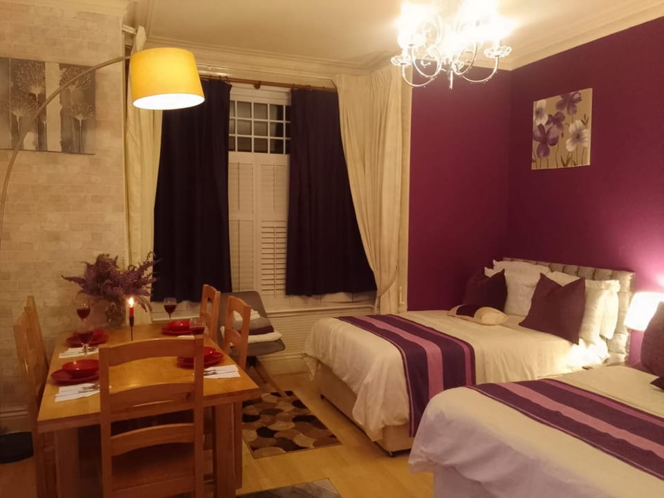 2 Bedroom apartment, sleep 7, Executive suite, Ideal for contractors, family and group, free parking, by home away at Ideal home & cottage Apartment in Birmingham