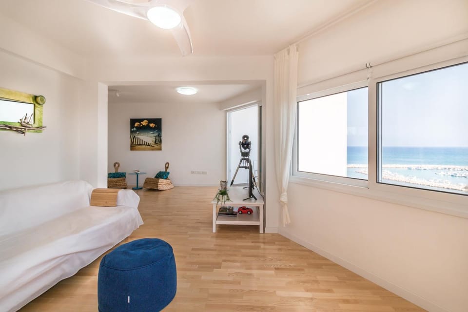 Living room, Photo of the whole room, Decorative detail, Seating area, Sea view