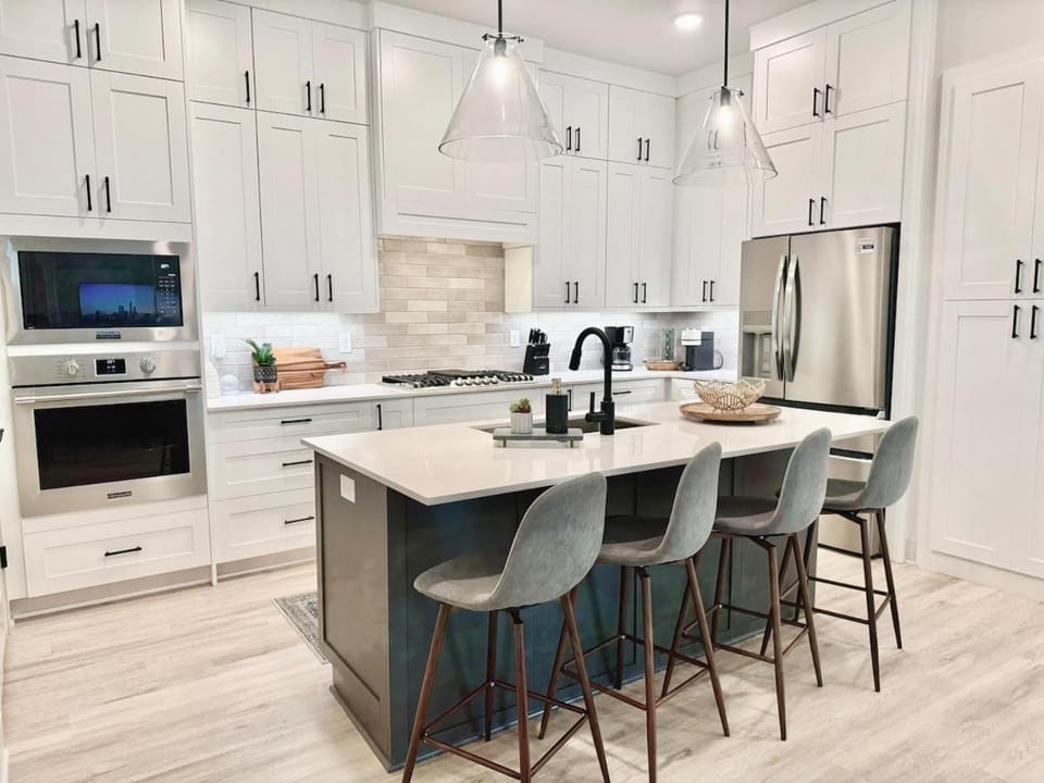 Kitchen or kitchenette, Dining area, oven, stove