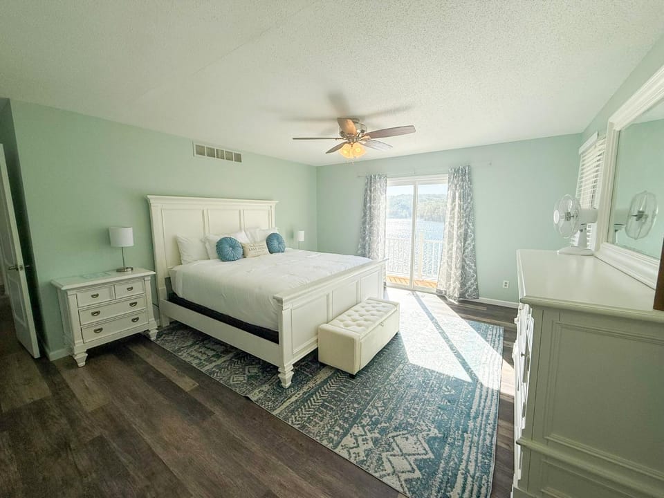 Lakefront Home-3BD/2.5BA/Dock/Grill/Firepit/Kayaks House in Lake of the Ozarks