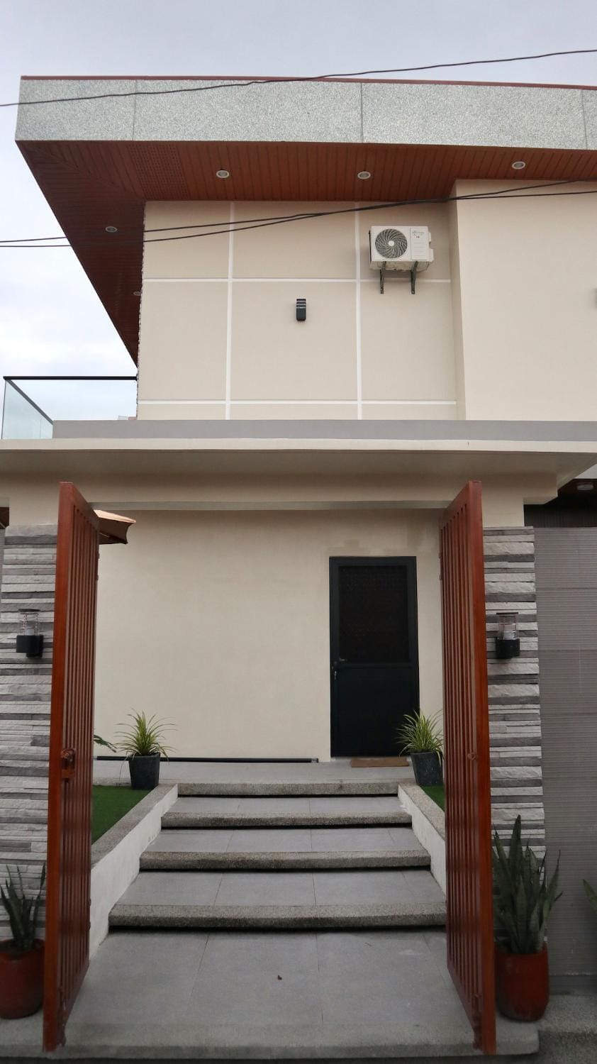 C Urban Villas 1 - Exclusive Villa with Pool in Clark Villa in Angeles