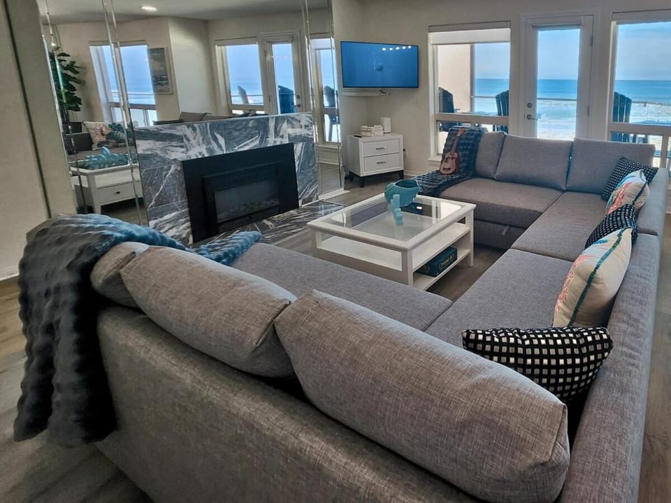 Communal lounge/ TV room, Natural landscape, TV and multimedia, Living room, Seating area, Beach, Beach, Evening entertainment, Sea view, Sea view