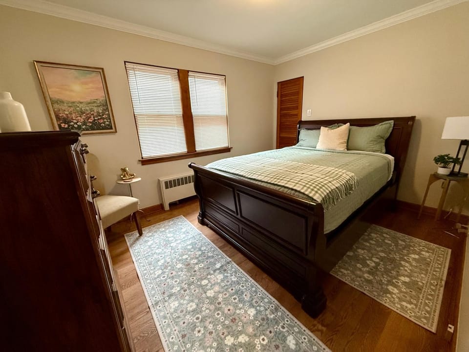 Charming Cozy 2 br 1 ba apt near Oak Park fast wifi near transportation Apartment in Berwyn