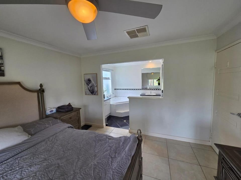 4 bed House next to Lake Richmond close to beach House in Perth