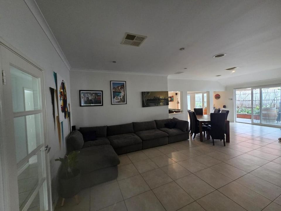 4 bed House next to Lake Richmond close to beach House in Perth