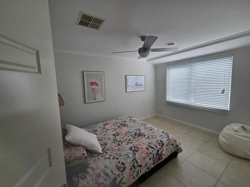 4 bed House next to Lake Richmond close to beach House in Perth