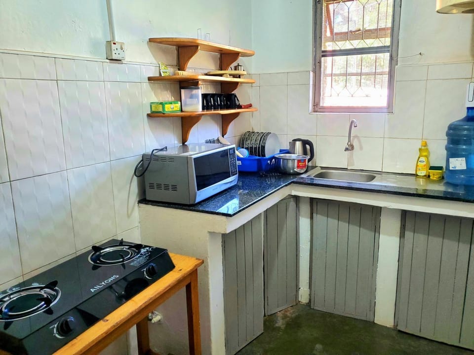 Coffee/tea facilities, Kitchen or kitchenette, stove