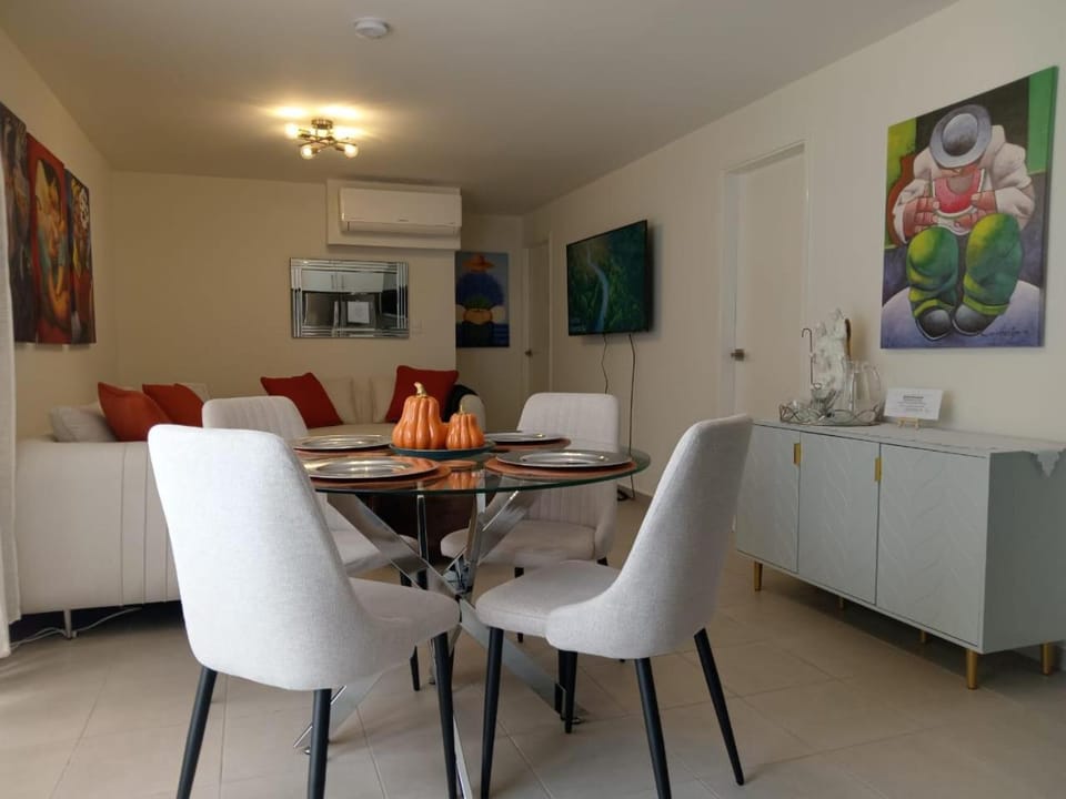 TV and multimedia, Living room, Seating area, Dining area