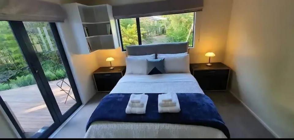 Bed, View (from property/room), Photo of the whole room, Garden view, towels