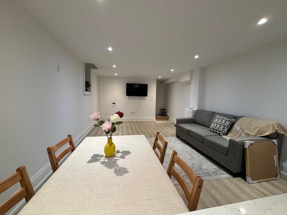 Luxury Brand-New Spacious 2-Bedroom Apartment Near Toronto FIFA2026 Apartment in Richmond Hill