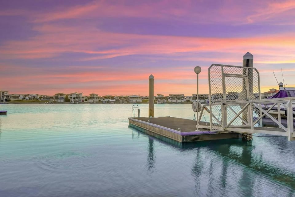Waterfront-Bay View Villa in Port Macquarie